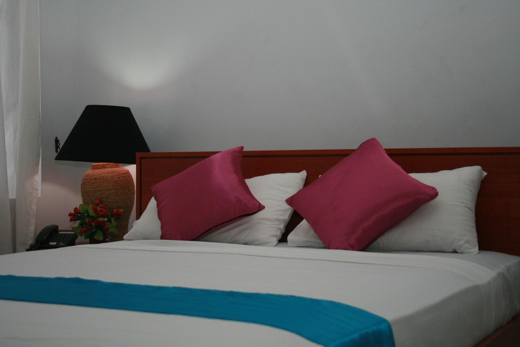 Blue Gum Hotel Ja Ela Bagian luar foto
