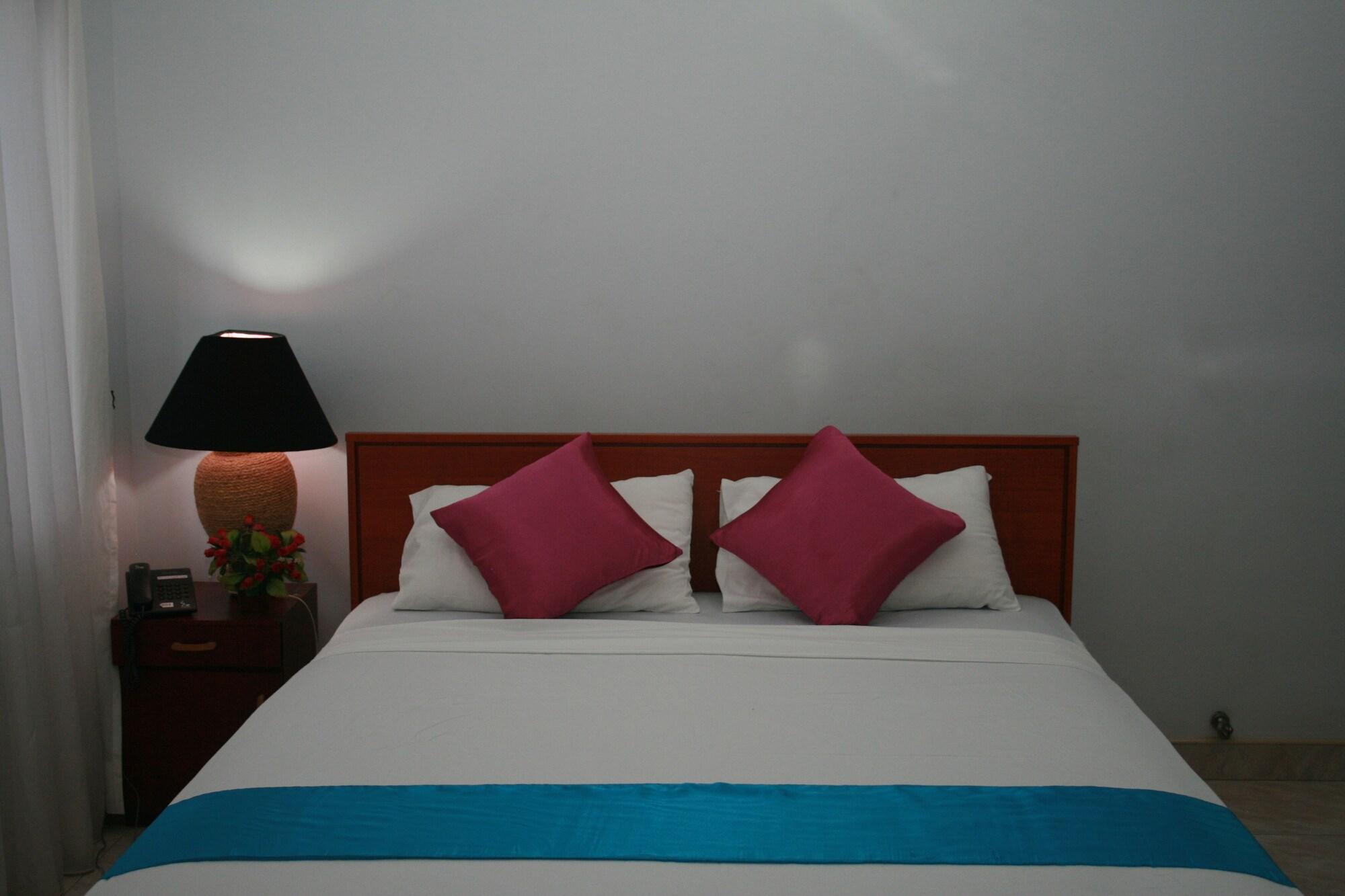 Blue Gum Hotel Ja Ela Bagian luar foto